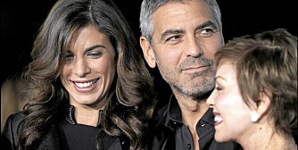 DAMEBLIKKET: Selv om han er sammen med en av verdens vakreste kvinner, Elisabetta Canalis (t.v.), flakker George Clooneys blikk når det er andre damer i nærheten,