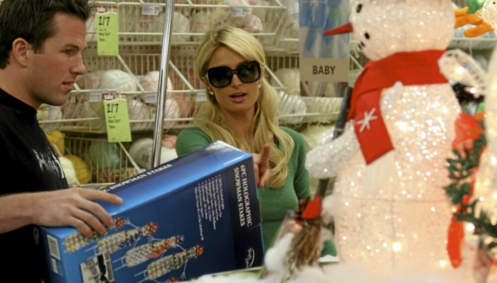 GISP!:Paris Hilton og kjæresten Doug Reinhardt oppholdt seg en god stund ved babystrikk-avdelingen.