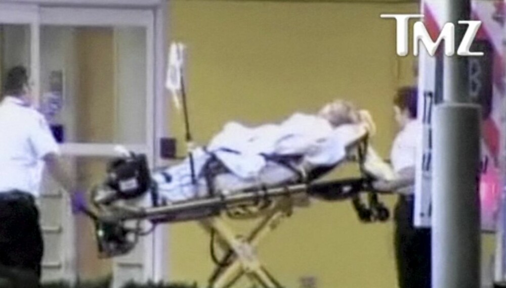 TIL SYKEHUS: En blond, midfdelaldrende kvinne ble i morgetimene i dag fraktet til sykehus fra Tiger Woods' hjem.