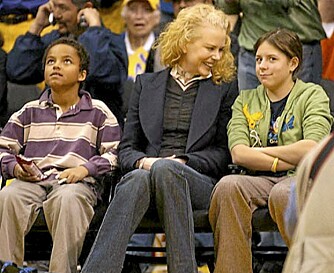 NYTT BARN: Nicole Kidman har helt mistet kontakten med sine to adoptivbarn som hun har sammen med sin eksmann Tom Cruise. Nå har hun fått datteren, Sunday Rose (det øverste bildet) med sin nye mann, Keith Urban.