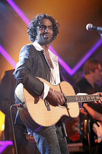 ÅGES GITAR: Chand fikk låne gitaren til Åge Aleksandersen i semifinalen.