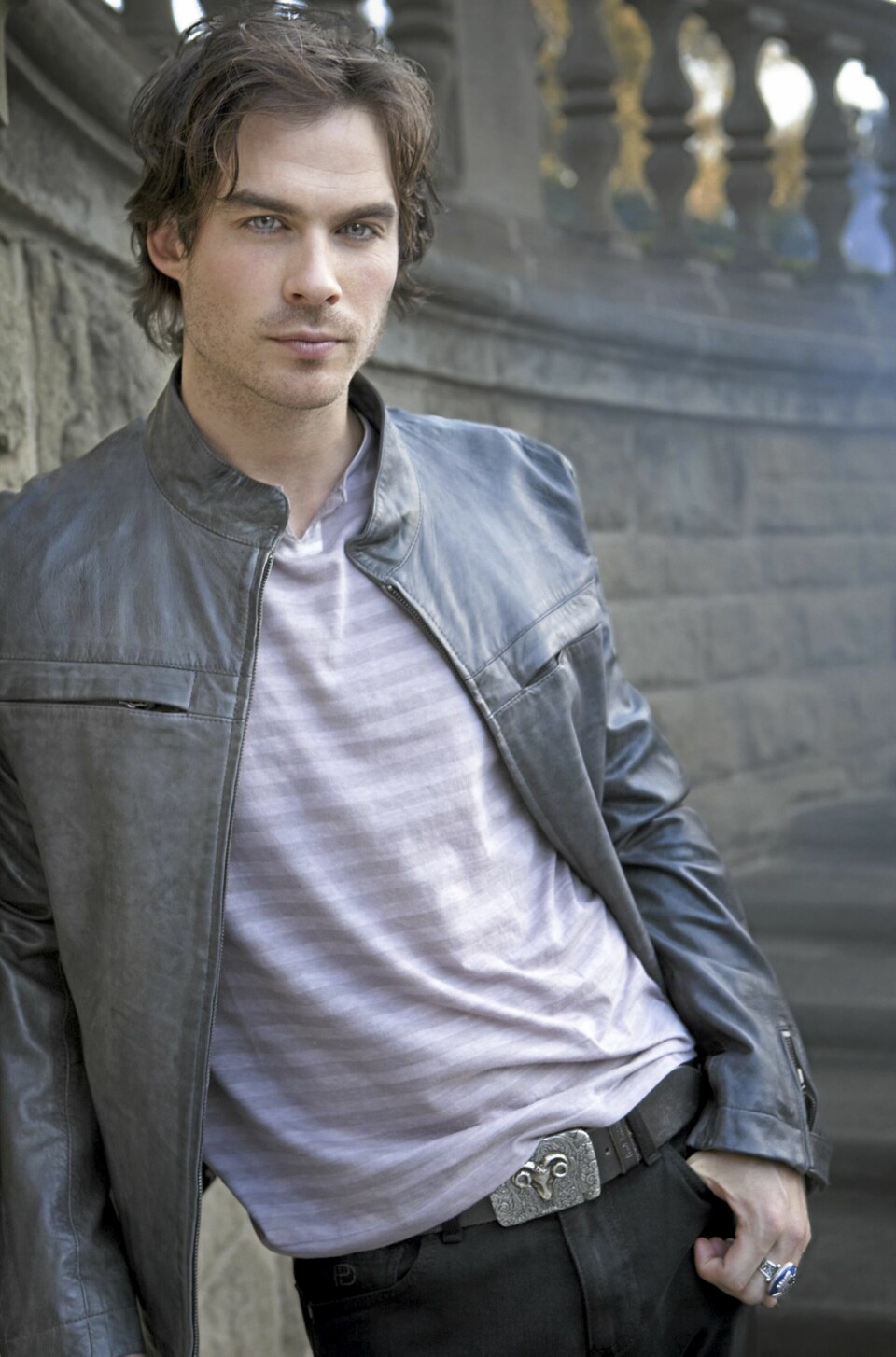 ... og ingen vampyrserie uten en djevelsk kjekk bad boy. Ian Somerhalder, kjent fra Lost, fyller den rollen.
