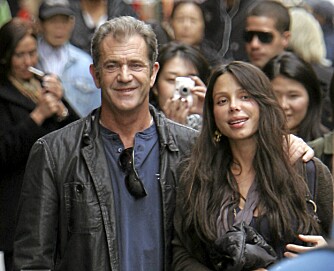 Mel Gibson og hans gravide kjæreste Oksana Grigorievai New York.