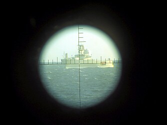 Marjata går tett opptil de russiske fartøyene i internasjonalt farvann. Her sett gjennom våpensiktet til en russiske fregatt.