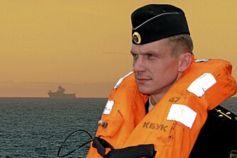 Stemningsbilde tatt ombord i et av den russiske Nordflåtens skip. Marjata er som vanlig linselus i bakgrunnen.