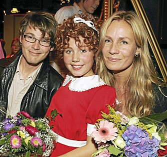 «ANNIE »-DEBUT: Tomine ble kjent takket være hovedrollen i «Annie»-musikalen. Her med foreldrene Morten Harket og Camilla Malmquist Harket på premieren.