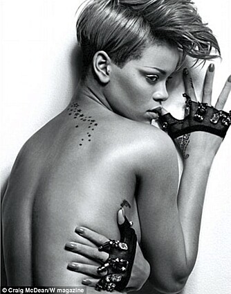 Rihanna viser tatoveringene sine.