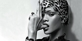 PULL THE TRIGGER: Rihanna er temmelig vill i fotoserien i W Magzine.