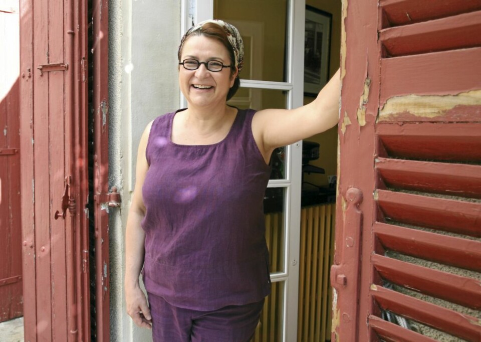 VELKOMMEN: Gina Travier inviterer deg inn i sitt kjøkken. -Stig på og føl deg som hjemme!