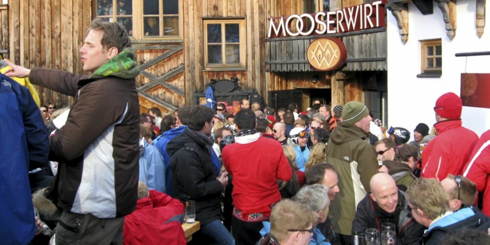 AFTERSKI: Partystemningen er høy på afterskistedet Mooserwirt etter en lang dag i bakken. Mooserwirt er et legendarisk afterskisted og er smekkfullt av ølglade mennesker.