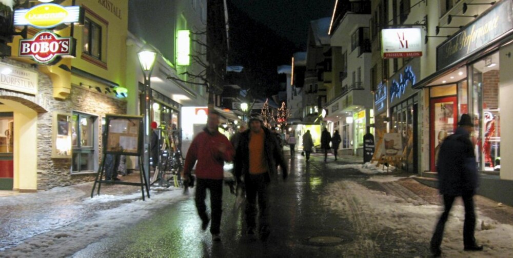 BRA NATTELIV: St. Anton er en livlig by - både på dagen og på kveldstid.