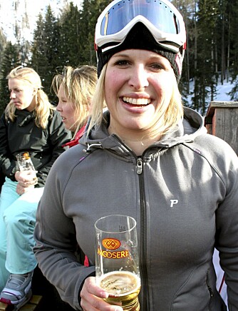 AFTERSKI: Folk i alle aldre er å finne på afterski i St. Anton. Østerrikske Corinna Gleirscher koser seg i sola.