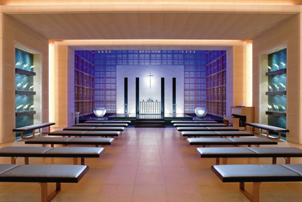 MODERNE: Kapellet på toppen av Mandarin Oriental hotell er innredet i minimalistisk stil.