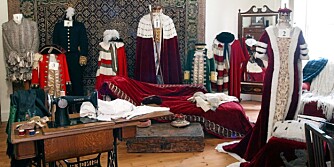 KOSTYMER: I et eget rom kan besøkende se kapper og andre drakter familien har brukt ved høytidelige anledninger som dronning Victorias bryllup, kongelige begravelser og barnedåper.