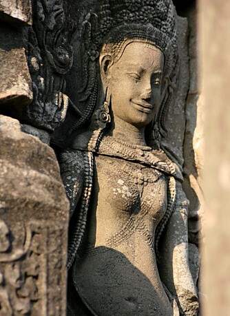 VAKRE UTSKJÆRINGER: Apsara-danserne pryder veggene i verdens største religiøse bygning, Angkor Wat.
