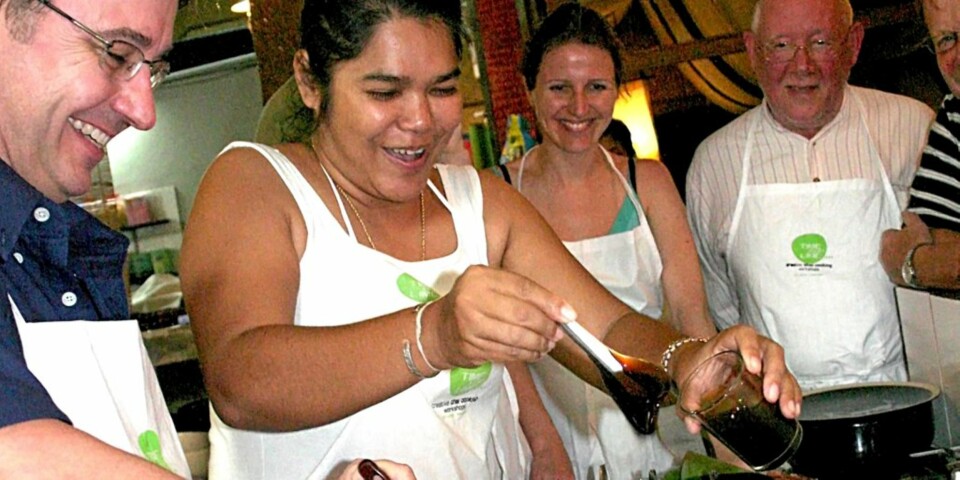 JO FLERE KOKKER...: Kokkelærer Sugar viser hvordan man lager thailandske vårruller og tom yam-suppe, hos Time for Lime.