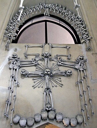 KNOKKELKAPELL: Kutna Hora - knokkelkapellet i Praha.