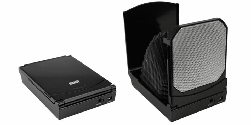 For under 200 kroner får man disse reisehøyttalerne hos Clas Ohlson. De støtter ikke bare vanlig hodetelefon-utganger, men også de fleste Sony Ericsson og Nokia telefoner. Høyttalerne drives av batterier, men kan også hente strøm fra en USB-port. Kjekt til laptopen med andre ord.
