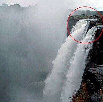 BADE HER? Ytterst på kanten av Victoria Falls er det noen som mener at det er fornuftig å bade...