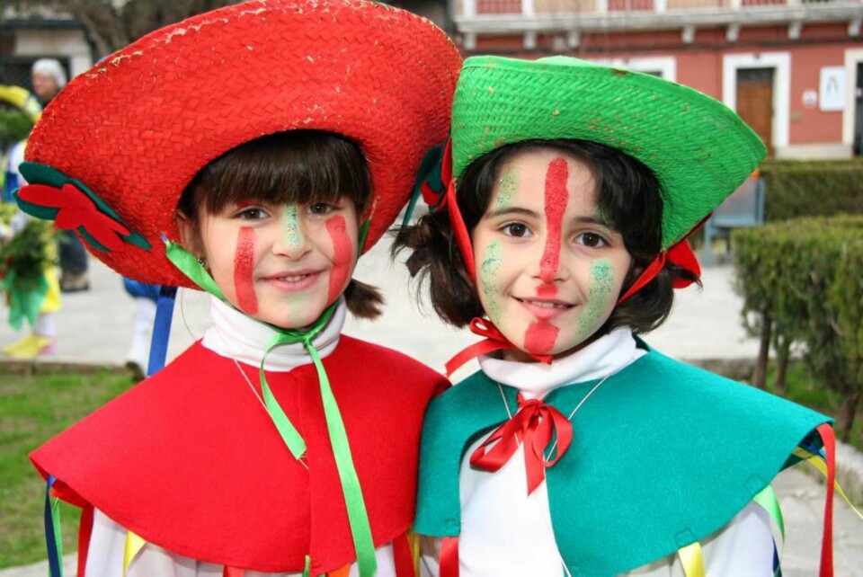 FIESTA: På Mallorca er det alltid fiesta et eller annet sted. I Inca møtte jeg Paula og Benisa på vei til landsbyfest.