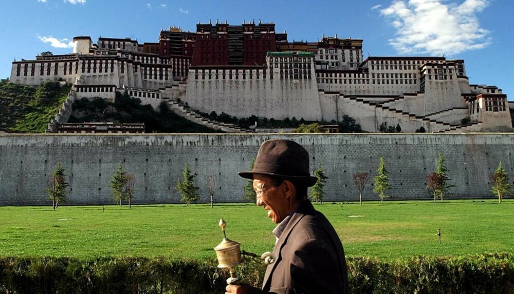 VERNET: I Lhasa i Tibet ligger det fantastiske Potala-palasset som er 1300 år gammelt og ligger på 3700 meters høyde. og står på UNESCOs verdensarvliste. I forgrunnen en pilgrim. VERNET: I Lhasa i Tibet ligger det fantastiske Potala-palasset som er 1300 år gammelt og ligger på 3700 meters høyde. og står på UNESCOs verdensarvliste. I forgrunnen en pilgrim.
