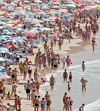 BENIDORM: Det kan bli temmelig fullpakken på den populære stranden Benidorm i fellesferien i august. Dette bildet er fra 2005.