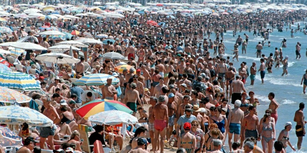 HETEBØLGE: Dette bildet er fra den populære stranden Benidorm på Costa Blanca under en heteperiode i april i år 2000.