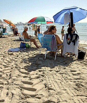 ALICANTE: Turister på stranden i Alicante i Spania. Her skinner solen året rundt.