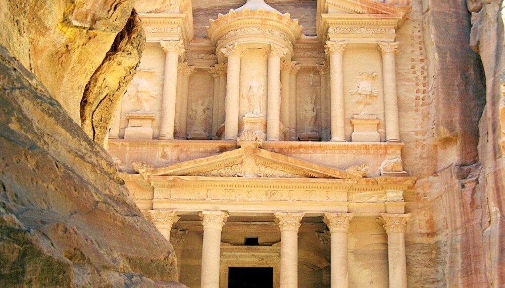 SKATTKAMMERET: Dette vakre bygget, hugget ut i fjellveggen, er det første som møter deg av klippebyen Petra.