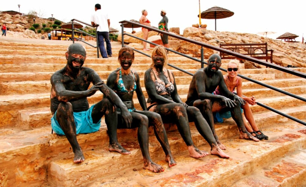 SKITTEN VELVÆRE: Før du legger på flyt i Dødehavet kan du velge å smøre inn huden med den hudpleiende gjørmen.