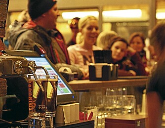 SKUMMENDE: Hemsedal er kjent for sine bratte løyper og som et festelig sted også utenfor løypene. Her skummer glassene på Logden Bar.