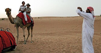 PÅ KAMELRYGG: Det er vanligere å ri på kamel enn å kjøre snowboard i disse traktene.