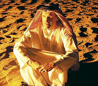ARABIAN NIGHTS: Beduin-guiden slapper som norsk reporter på ørkentur.
