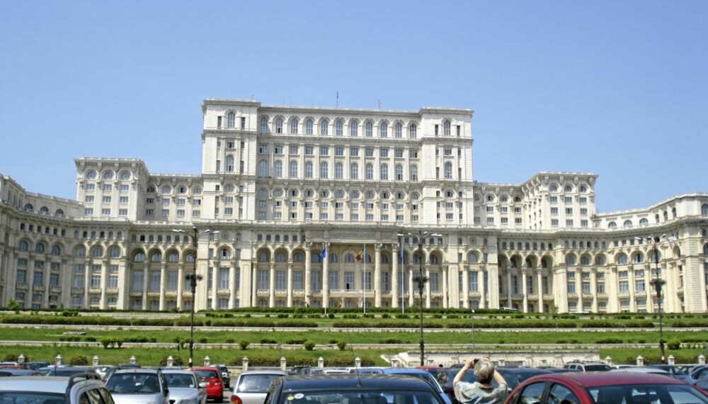 GALSKAPENS PALASS: 350 000 kvadratmeter unte han seg selv, Nicolae Ceausescu, mens befolkningen levde i fattigdom.