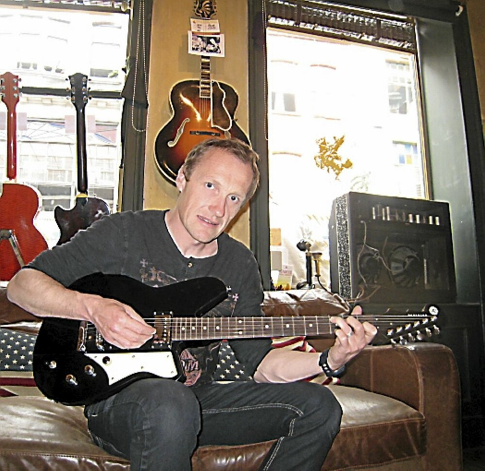 KLASSISK GIBSON: Vi Menns reporter hos Vintage and Rare Guitars, hvor han får kjæle med en Gibson SG Junior fra 1965, til den nette sum av 40 000 kroner.