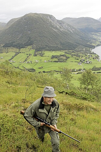 HJORTEJAKT: Torgeir Årdal jakter hjort i liene ved gården sin.