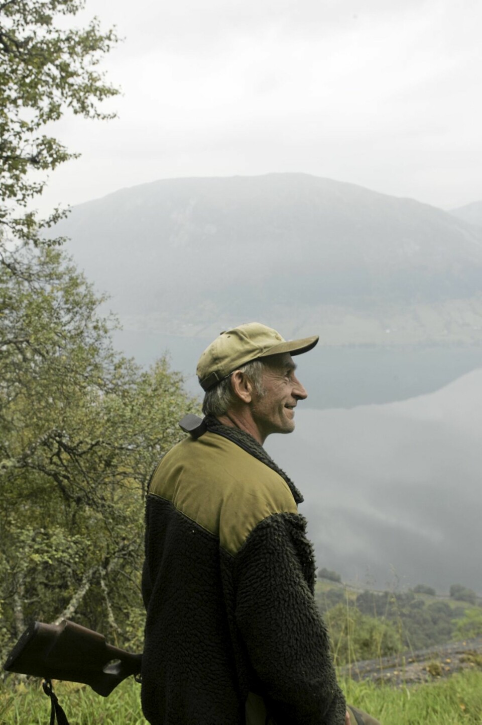 BRATT: Det er bratt terreng, og fantastisk utsikt rundt Jølster. Her skuer Hallstein Dvergsdal utover jaktområdene i Dvergsdalen med vannet i bakgrunn.