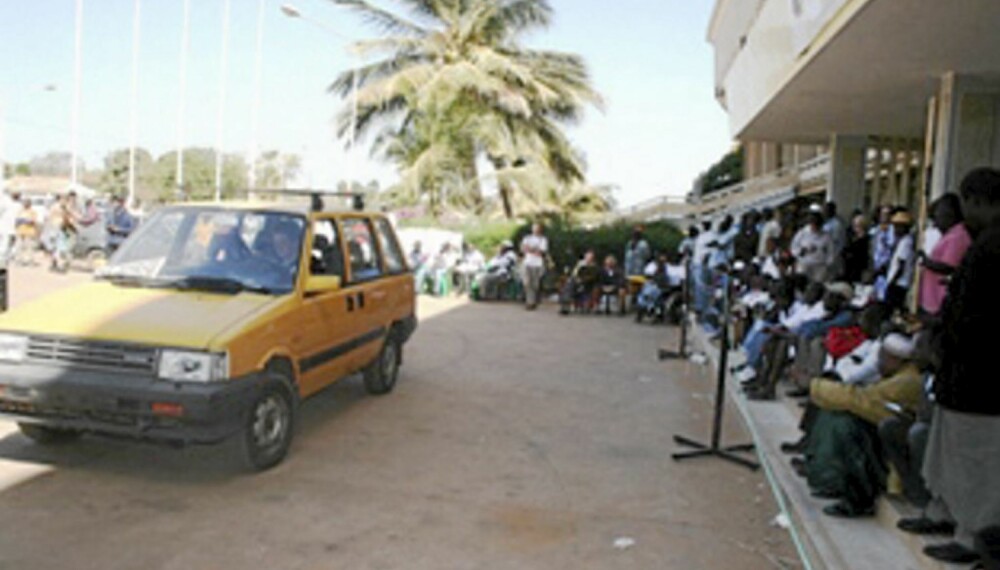 AUKSJONEN: 18 000 kroner, inkludert lokale skatter og avgifter. Det fikk vi for bilen på auksjon i Banjul. Nissanen steg drabelig i pris på veien fra Drammen til Gambia!