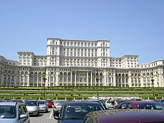 GALSKAPENS PALASS: Arven etter diktatoren Ceausescus er synlig ikke minst i form av det enorme palasset i Bucuresti ¿ kalt ""galskapens Palass"".