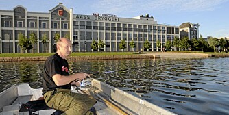 URBANT FISKE: Noen benytter sensommersola i Drammen sentrum til å fiske, mens andre nyter utepilsen fra nettopp Aass Bryggeri.