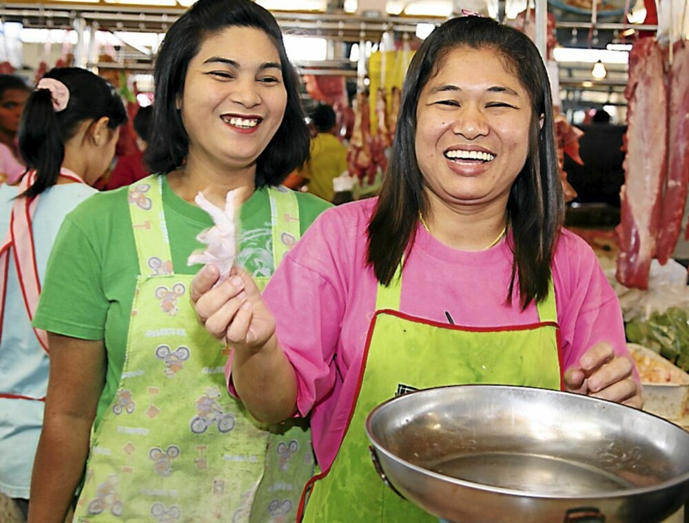 LOKALT MARKED: Matmarkedet i Phuket Town må oppleves. Mellom stabler av hønseføtter og griseører sitter latteren løst. Kjøp med deg krydder og noen smakfulle sauser.