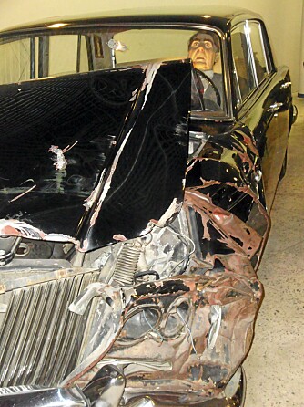 Å LEONID, Å LEONID: Bresjnev hadde et 20-talls luksusbiler. Denne Rolls en fra 1966 krasjet han i fylla i MOskva i 1980. Vraket og en dukke av presidenten ser du på Rigas motormuseum.
