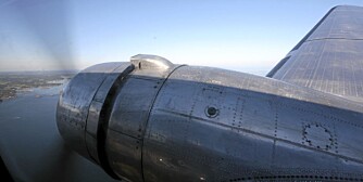 HELT PROPELL: Lyden av propellen er med å gjøre turene med DC-3 Dakota helt spesielle.