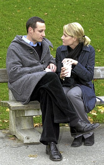 Kronprins Haakon og Mette-Marit møtte pressen på en benk på St. Hanshaugen i 2000.