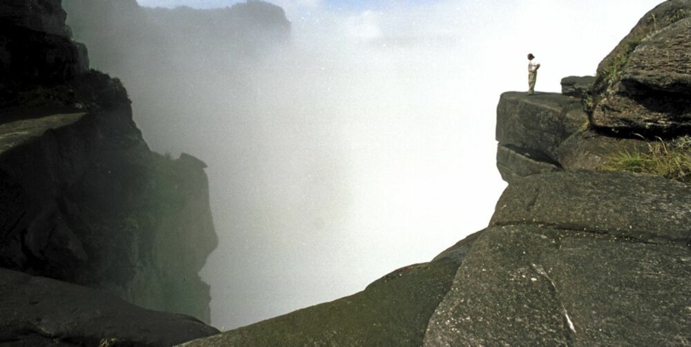 NASJONALPARK: En mann ser utover et stup i Canaima Nasjonal park i Venezuela. dette var området som inspirerte Arthur Conan Doyle til å skrive boken "The Lost World".