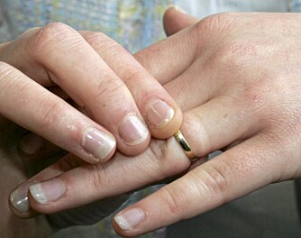 GIFTERING: Kvinner som reiser alene kan spare seg for innpåslitne menn ved å gå med en ring på fingeren.