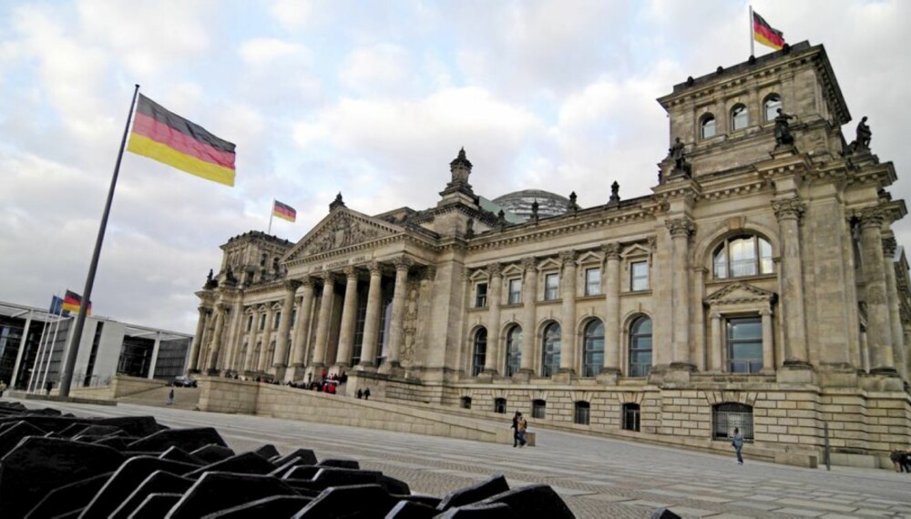 BERLIN: Glasskuppelen (i bakgrunnen) i Reichstag - setet til den tyske regjeringen siden 1999 gir 360 graders utsikt over hovedstaden.