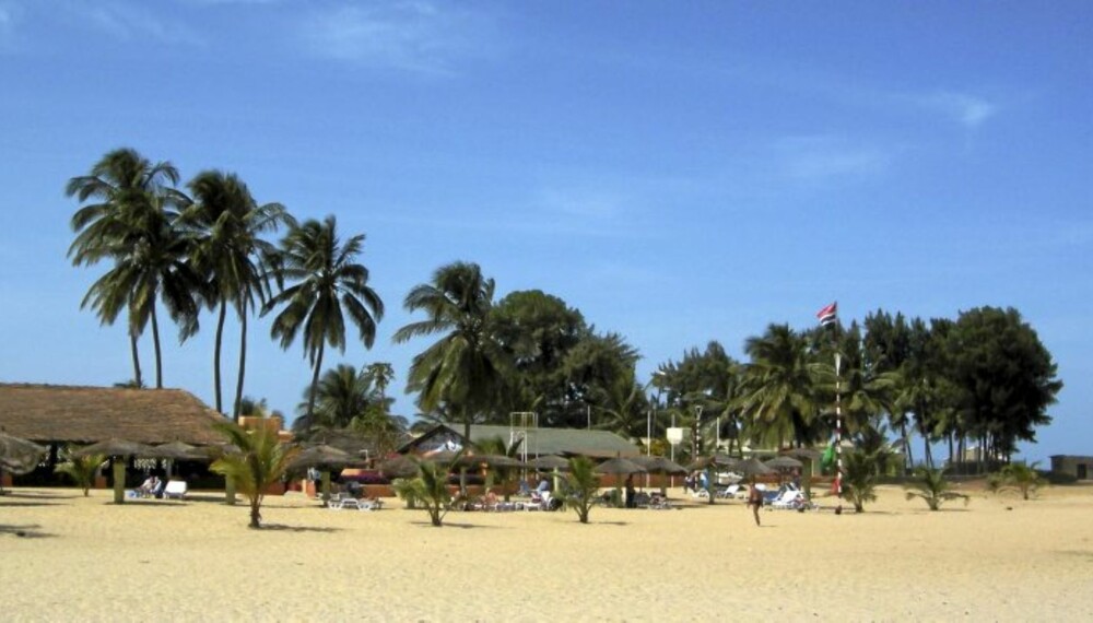 SOL OG SAND: Gambias kyststripe består for det meste av øde, endeløse sandstrender. Her ser du Sun Beach Hotel på Cape Point.