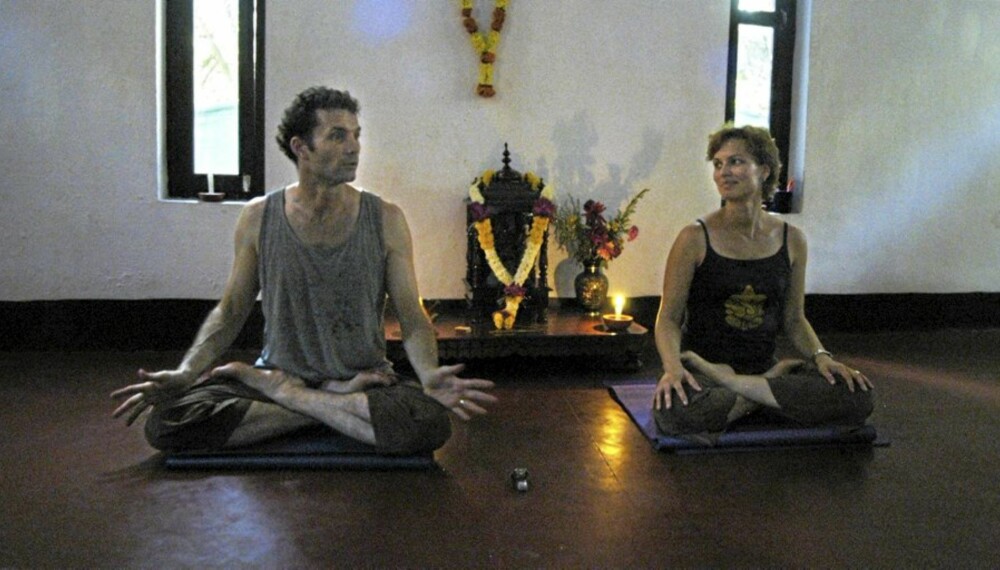 INTERNASJONALT: Selv i India er yogalærerne gjerne fra vesten. På Purple Valley Yoga underviser blant annet Jeff og Harmony Lichty fra Canada.