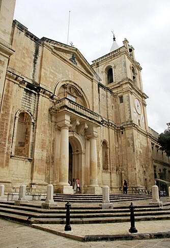 MAJESTETISK: St. John's Co-Cathedral i Valletta ruver midt i byen.